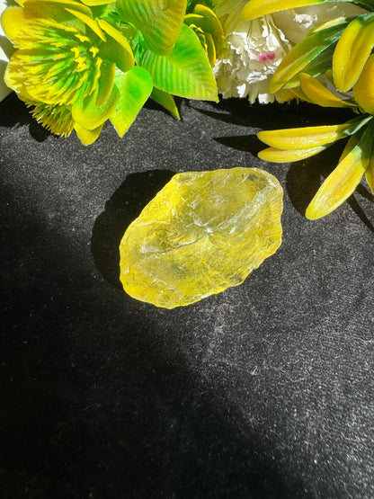 Natural Lemon Quartz Is Believed To Enhance Mental Clarity The Beautiful Natural Lemon Quartz Stone Natural Lemon Quartz Rough