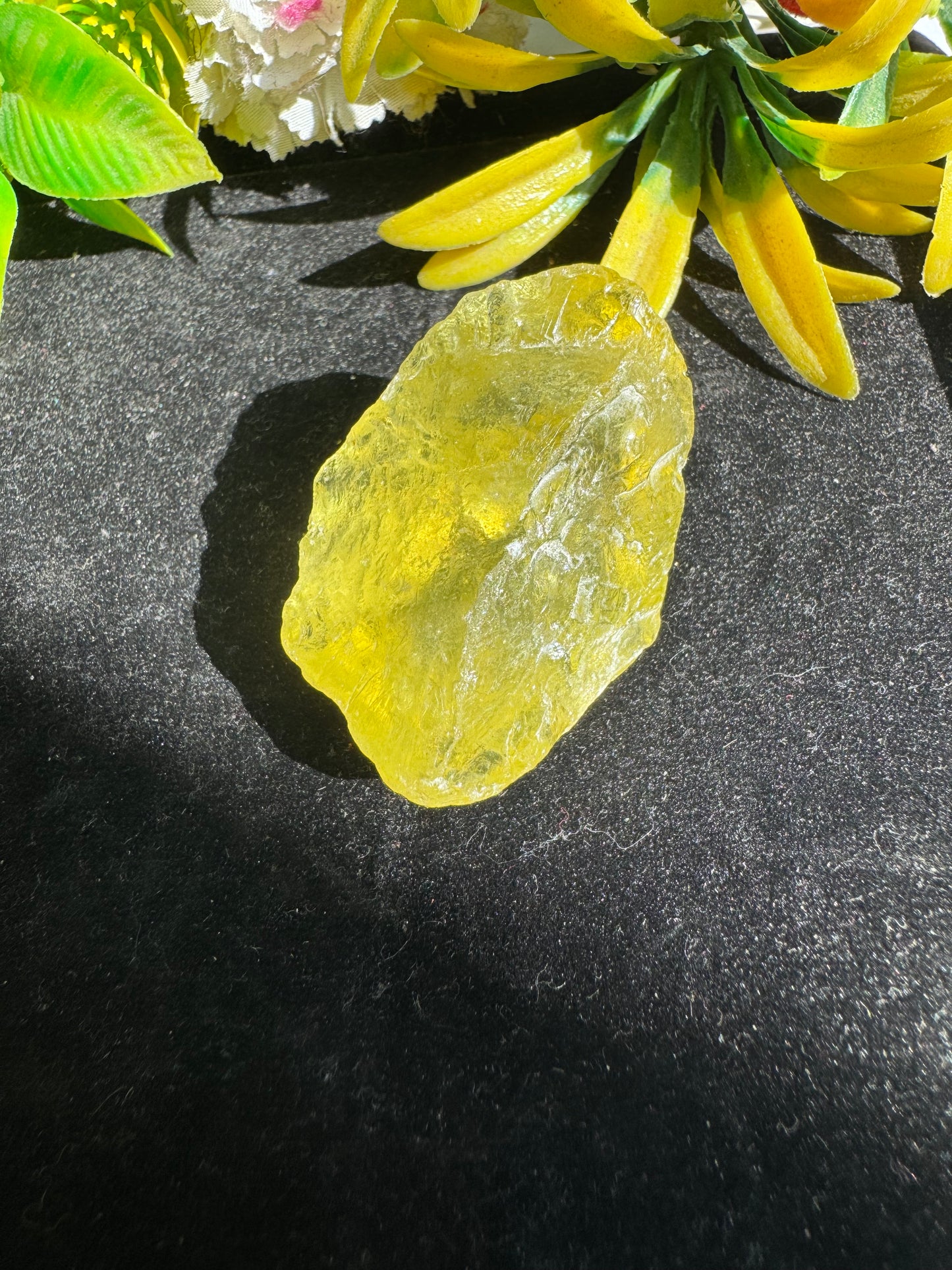 Natural Lemon Quartz Is Believed To Enhance Mental Clarity The Beautiful Natural Lemon Quartz Stone Natural Lemon Quartz Rough