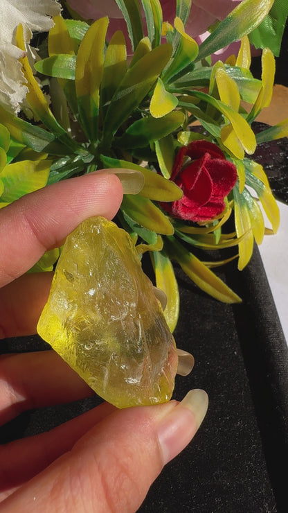 Natural Lemon Quartz Is Believed To Enhance Mental Clarity The Beautiful Natural Lemon Quartz Stone Natural Lemon Quartz Rough