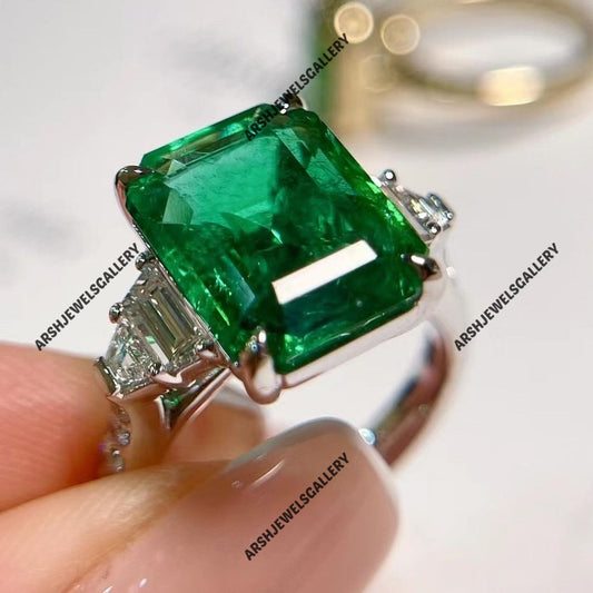 Vintage & luxurious Emerald Ring 925 sterling silver adorned with beautiful side stones beautiful design Emerald Ring Engagement ring wedding ring.