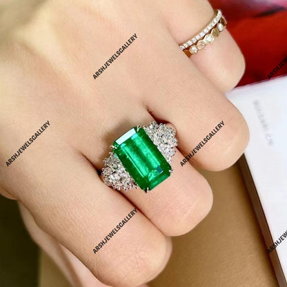 Vintage & luxurious Emerald Ring 925 sterling silver beautiful design Emerald Ring Engagement ring wedding ring.