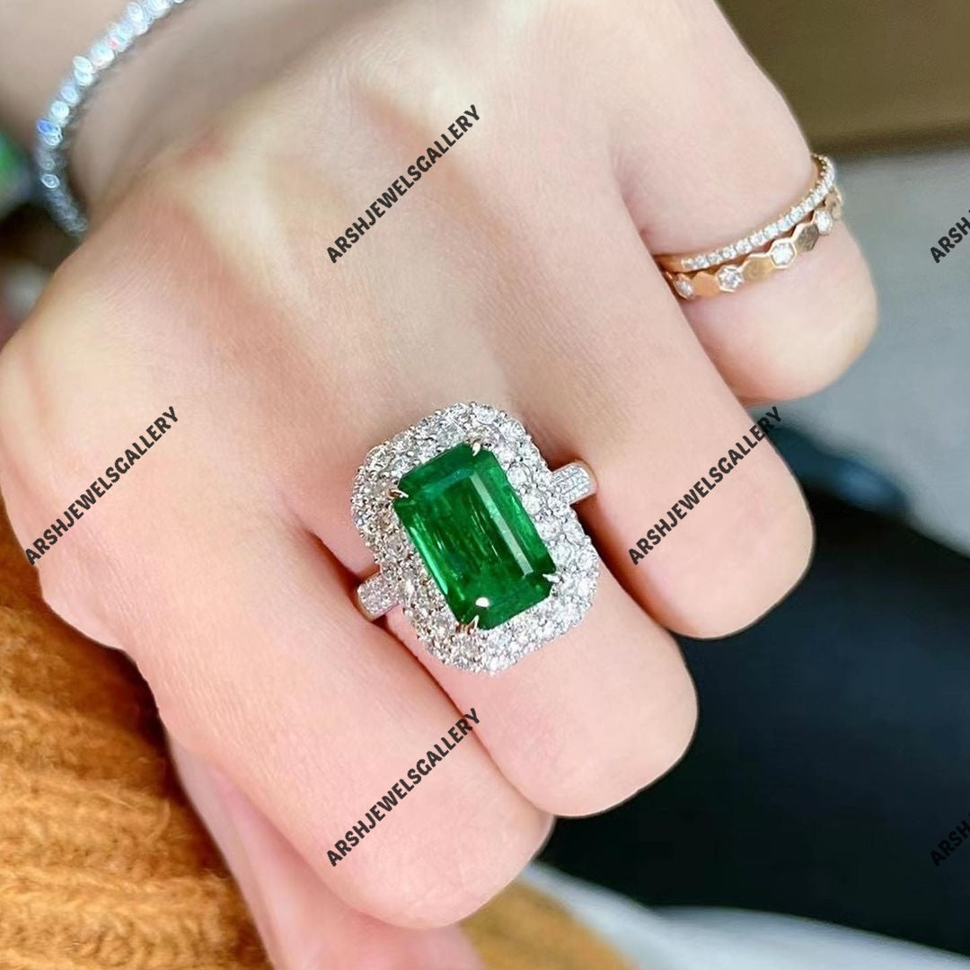 Luxurious Emerald Ring 925 sterling silver adorned with beautiful side stones vintage design Emerald Ring Engagement ring wedding ring.